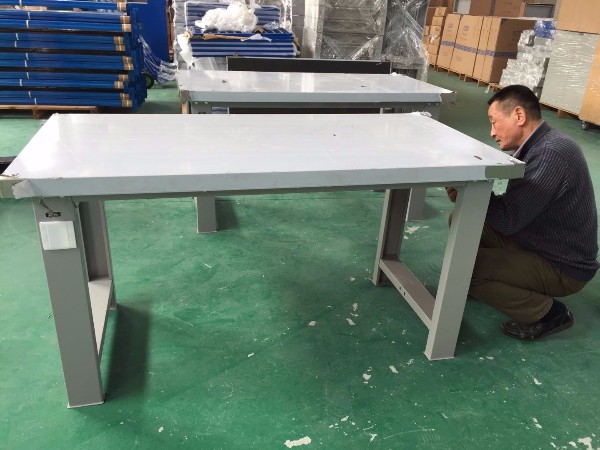 車(chē)間選擇什么材質(zhì)的鉗工桌【天金岡】