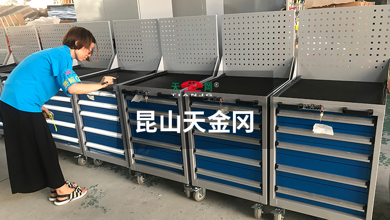 每臺(tái)柜子經(jīng)上萬(wàn)次質(zhì)檢，有一絲瑕疵的柜子不容出庫(kù)