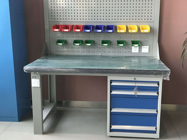 專業(yè)生產(chǎn)的鉗工工作臺(tái)有哪些優(yōu)點(diǎn)？【天金岡】