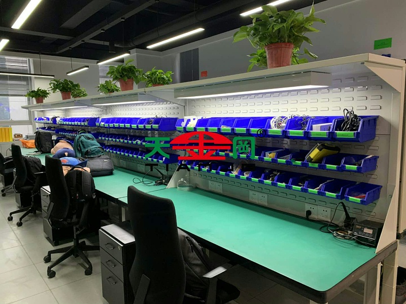 西安廠家直銷實(shí)木工作臺(tái)