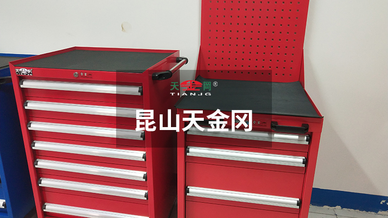天金岡工具柜公司旗下車間工具柜抽屜導(dǎo)軌采用專利導(dǎo)軌設(shè)計(jì)，并配合機(jī)械軸承滑動(dòng)！